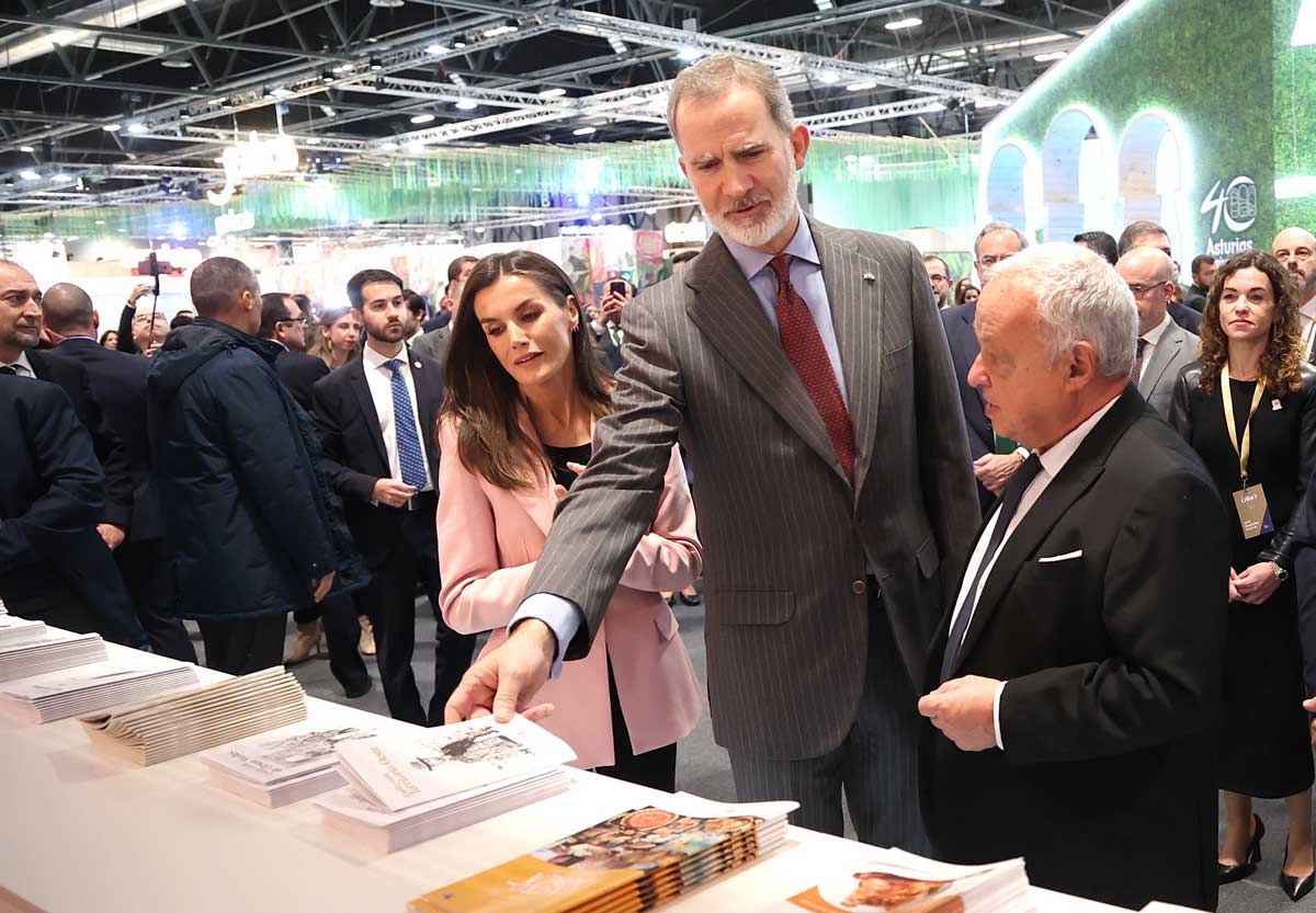 Visita de los reyes al 'stand' de Castilla y León en Fitur. | JUAN LÁZARO (ICAL)