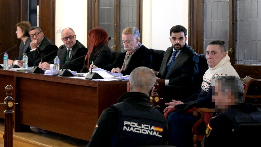 Los acusados durante la primera sesión del juicio celebrado en la Audiencia Provincial de León entre los días 13 y 20 de este mes. MAURICIO PEÑA