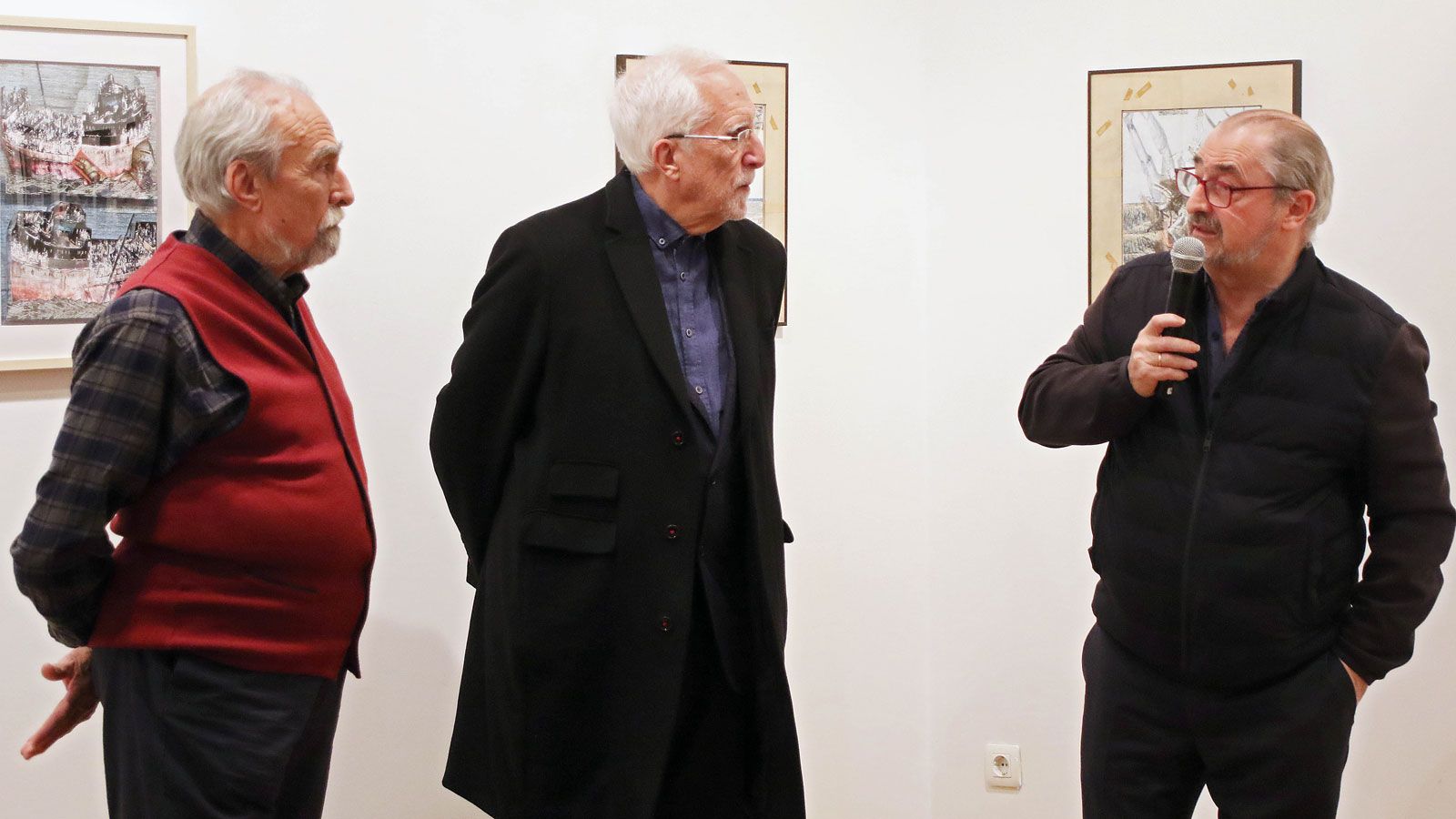 Antón y Luis Mateo Díez en la inauguración de la exposición ‘Caballeros del Salitre’, que permanecerá presente en el CLA hasta el 5 de febrero. | PEIO GARCÍA (ICAL)