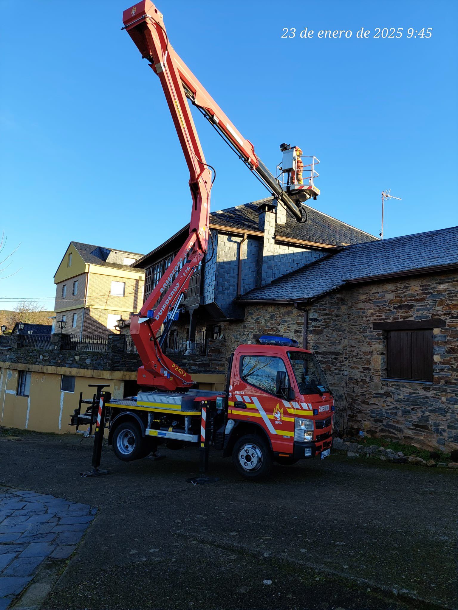 Los bomberos apagan el incendio en la vivienda de Argayo del Sil. | AYTO. PÁRAMO DEL SIL