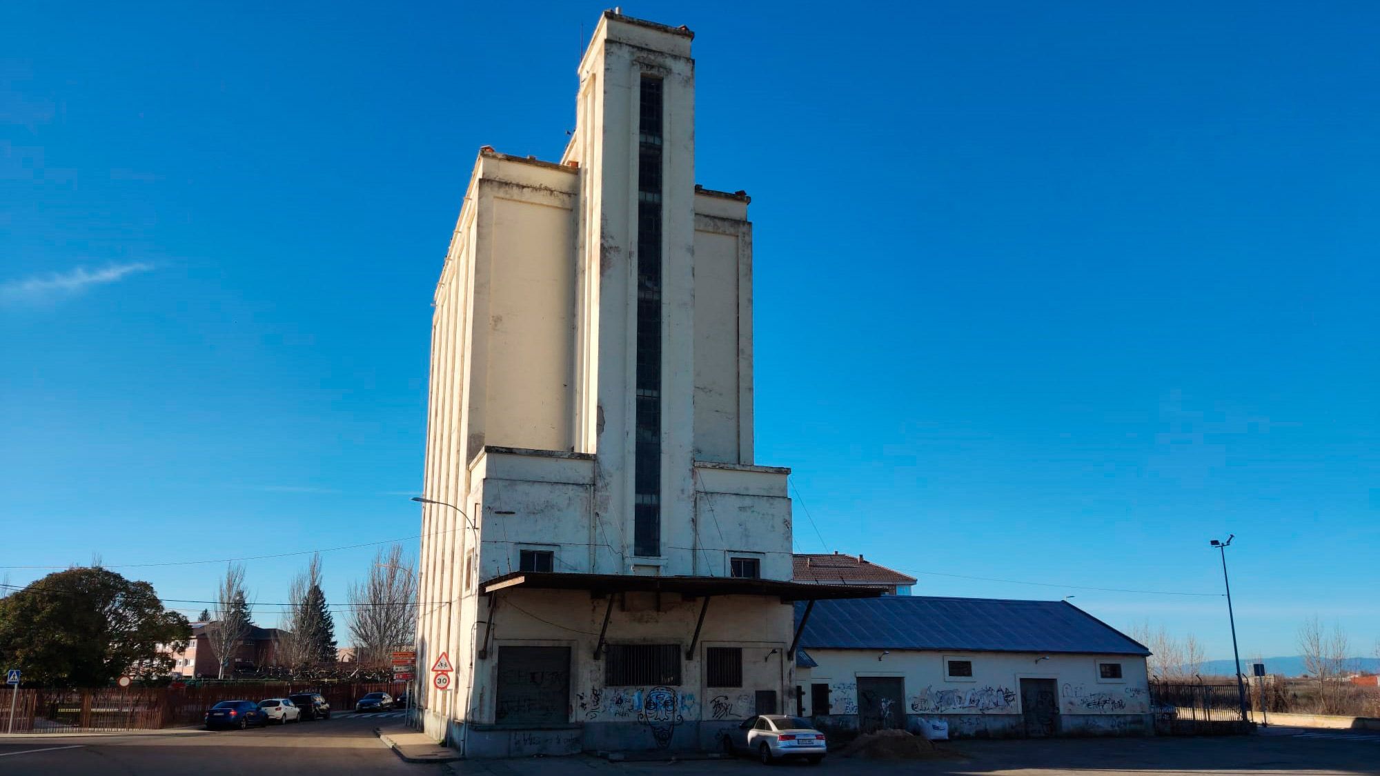 Vista del estado actual del silo de Santa María del Páramo. | ALEJANDRO RODRÍGUEZ