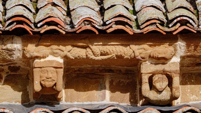 Las sirenas de la leyenda en la iglesia de San Martín. | VICENTE GARCÍA