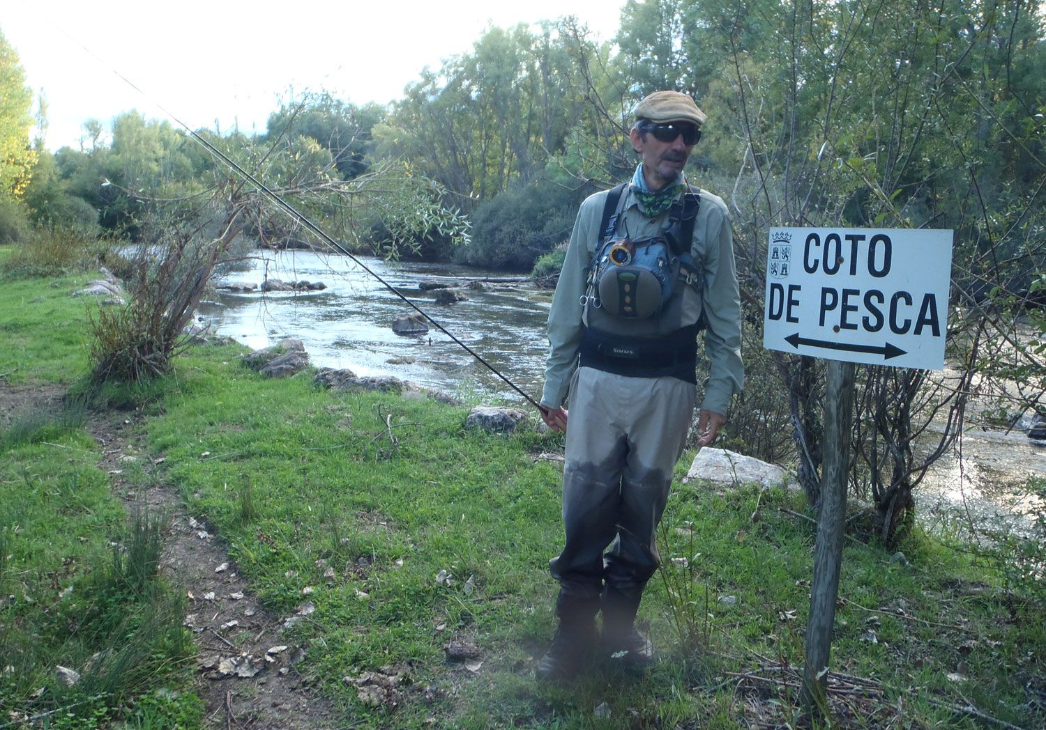 Imagen de un pescador en uno de los ríos de León. | R.P.N.