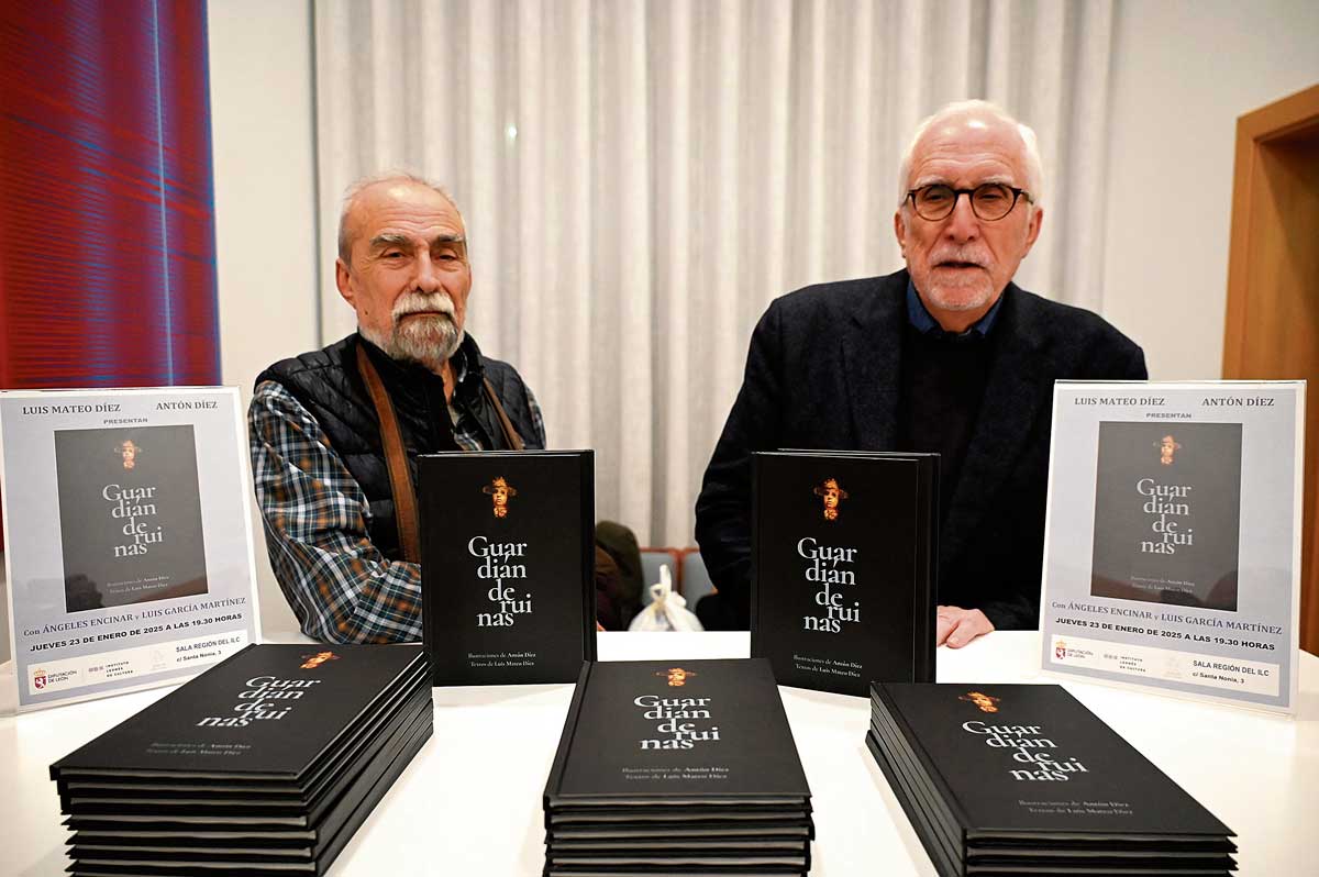 Antón y Luis Mateo Díez presentaron ‘Guardián de ruinas’. | SAÚL ARÉN