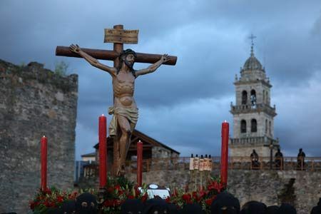 El Cristo de la Esperanza, con la Basílica de la Encina de fondo. | RH de Jesús Nazareno