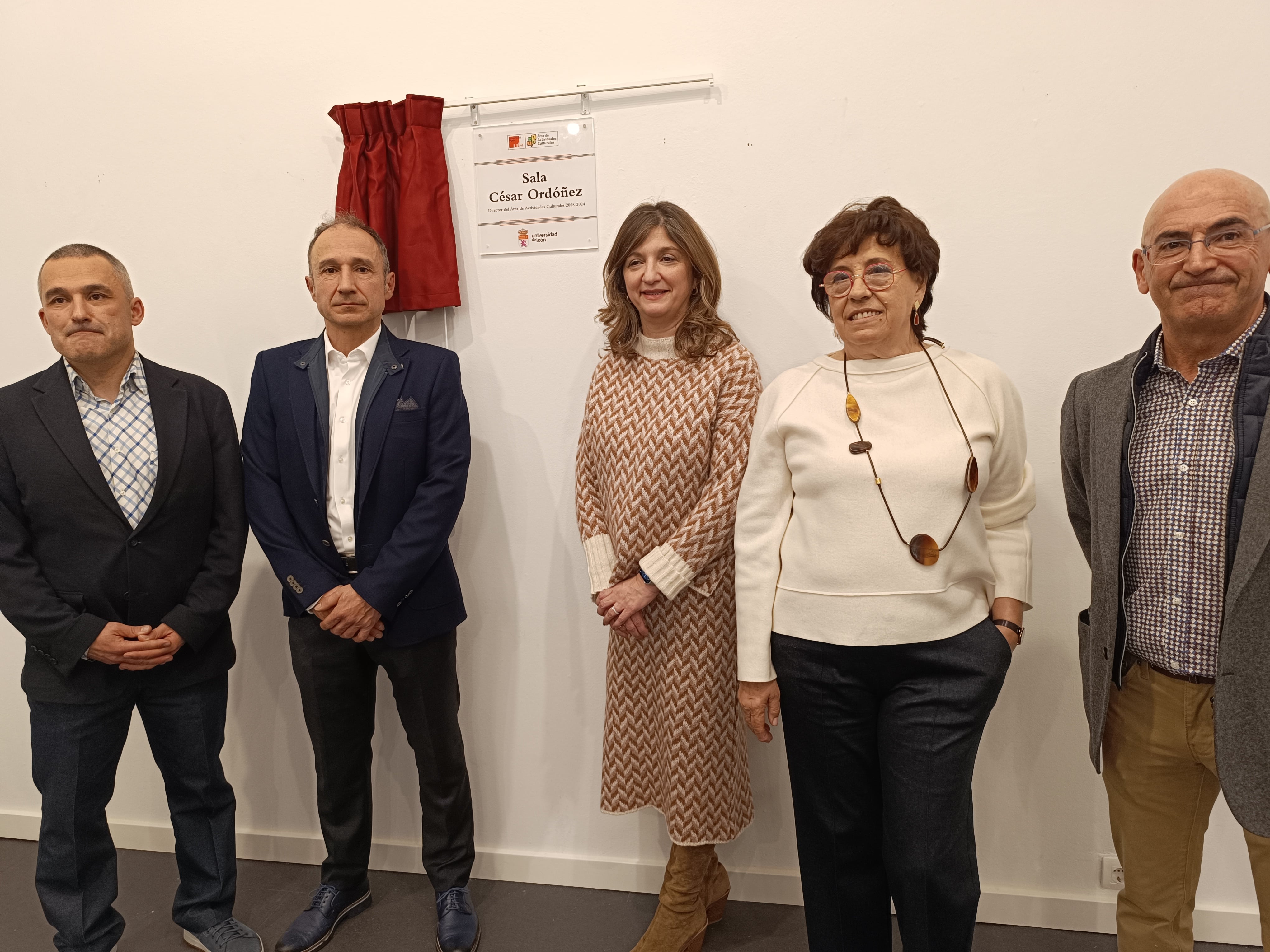 Diego Soto, César Órdóñez, Nuria González, Elena Aguado y el responsable de la programación cultural del Albéitar, Miguel Ángel Barreales. | L.N.C.