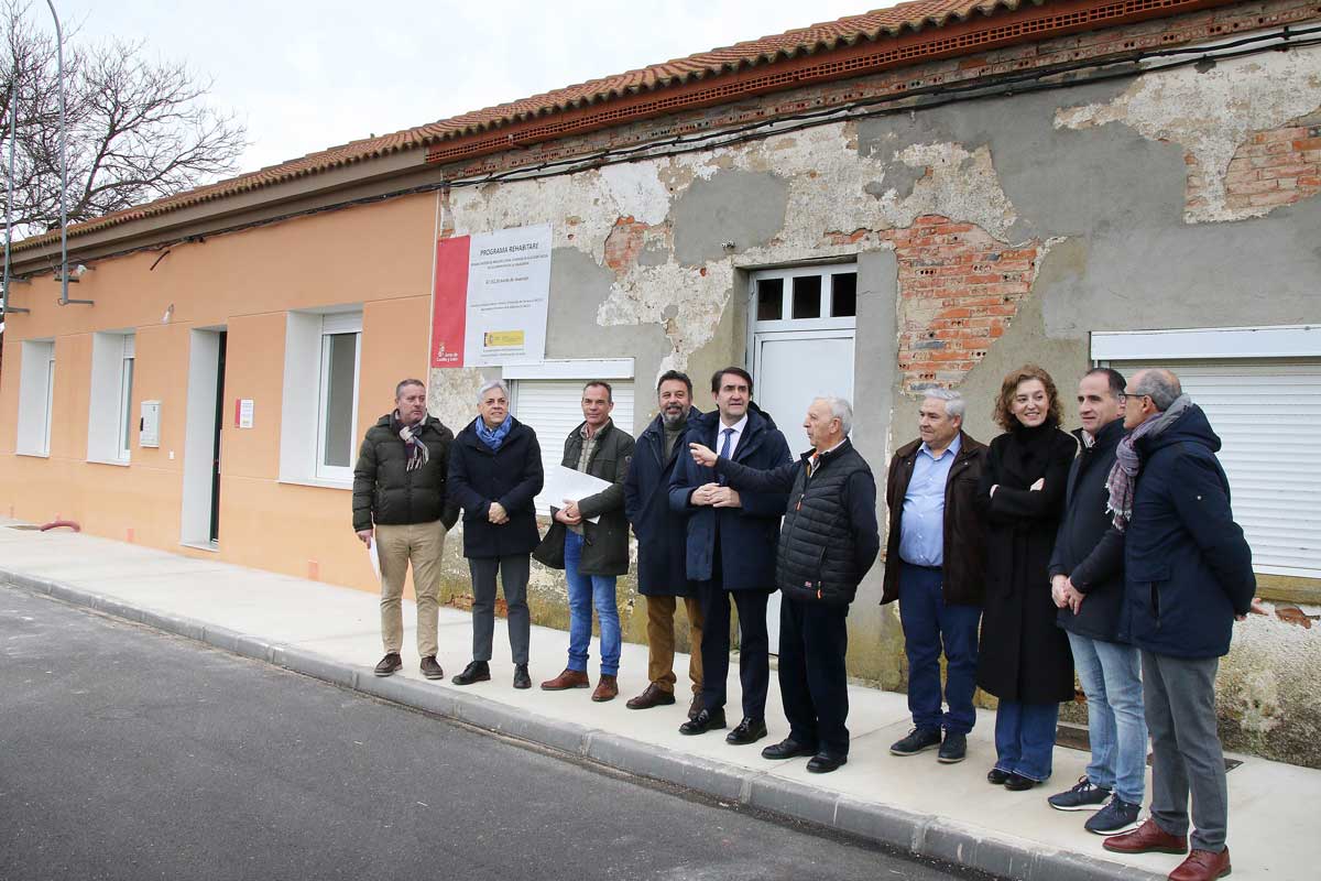 El consejero de Medio Ambiente, Vivienda y Ordenación del Territorio firma un protocolo de 'Rehabitare' en Villamontán de la Valduerna. | PEIO GARCÍA (ICAL)