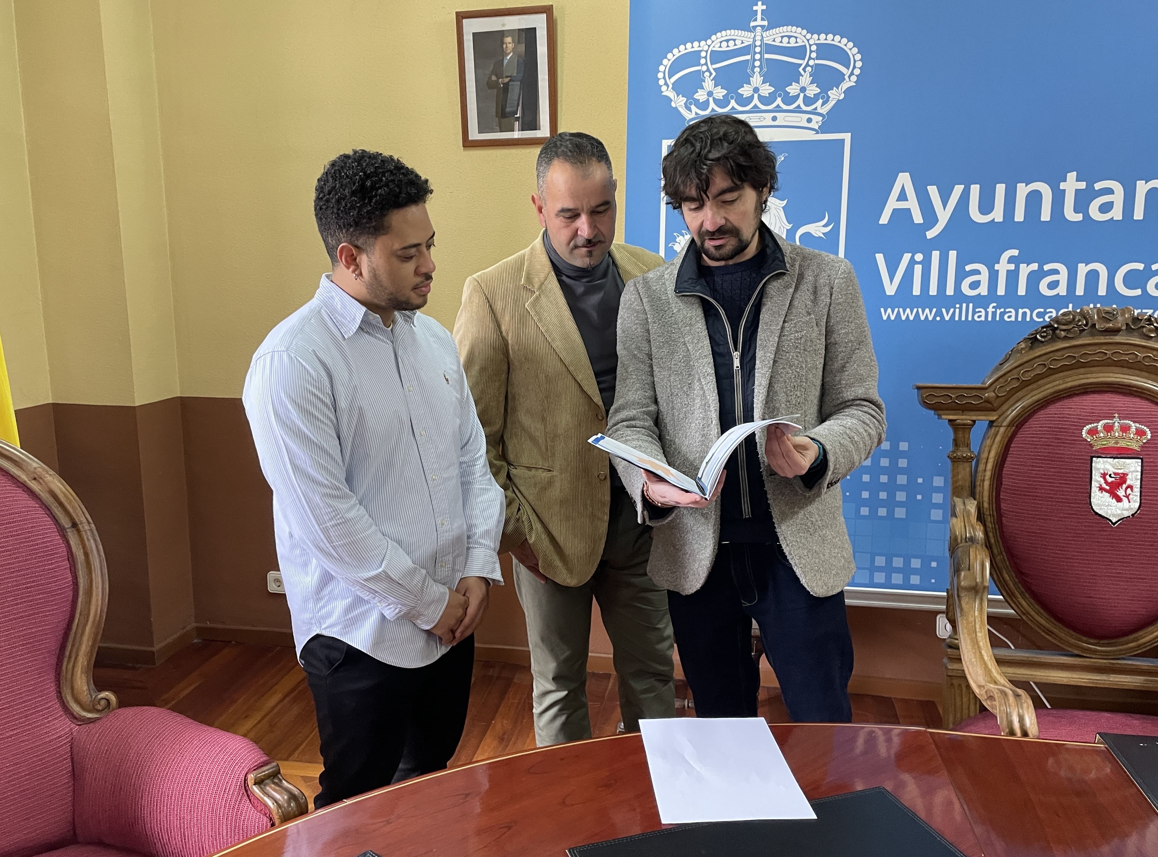 Presentación de las nuevas unidades didácticas en el Ayuntamiento de Villafranca. | JAVIER FERNÁNDEZ