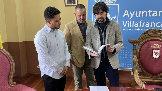 Presentación de las nuevas unidades didácticas en el Ayuntamiento de Villafranca. | JAVIER FERNÁNDEZ