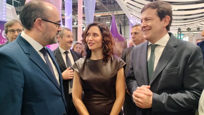 Ayuso y Mañueco, presidentes de la comunidad de Madrid y de Castilla y León, con el alcalde de Ponferrada en FITUR.