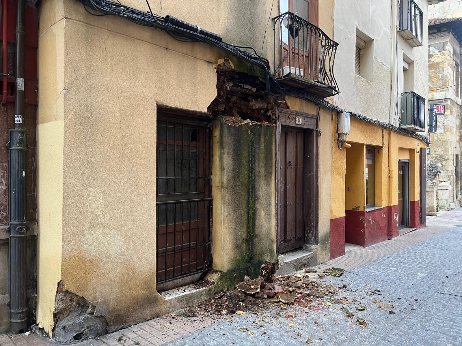 Desprendimiento de una fachada en la calle Herreros. | L.N.C.