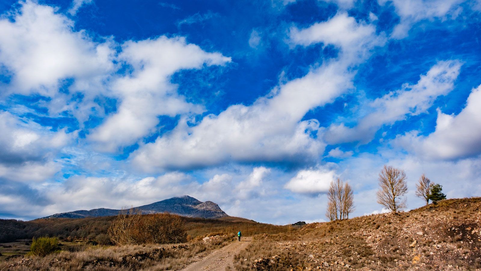 El camino en la escombrera con el pico Peñacorada al fondo. | VICENTE GARCÍA