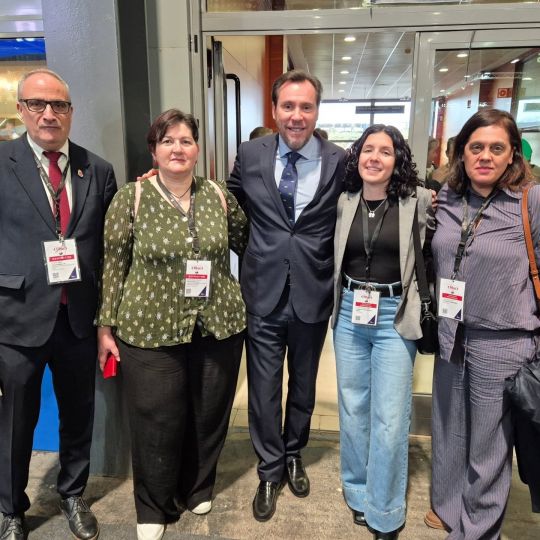 El ministro Óscar Puente con la delegación del Consejo Comarcal en FITUR.