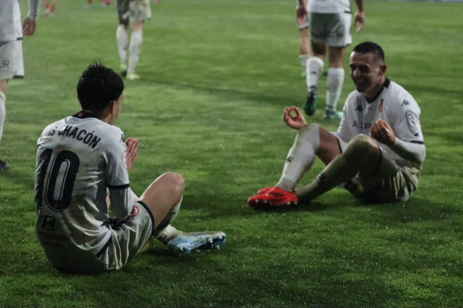 Chacon y Fornos celebran uno de los goles del mediapunta de la Cultural en Lugo. | CYD