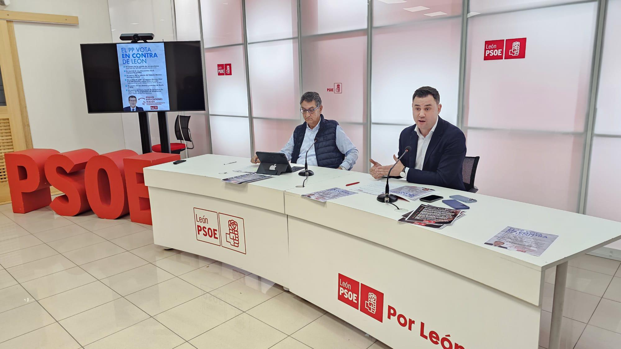 Salvador Vidal y Javier Alfonso Cendón, durante su comparecencia en la sede del PSOE. | L.N.C.