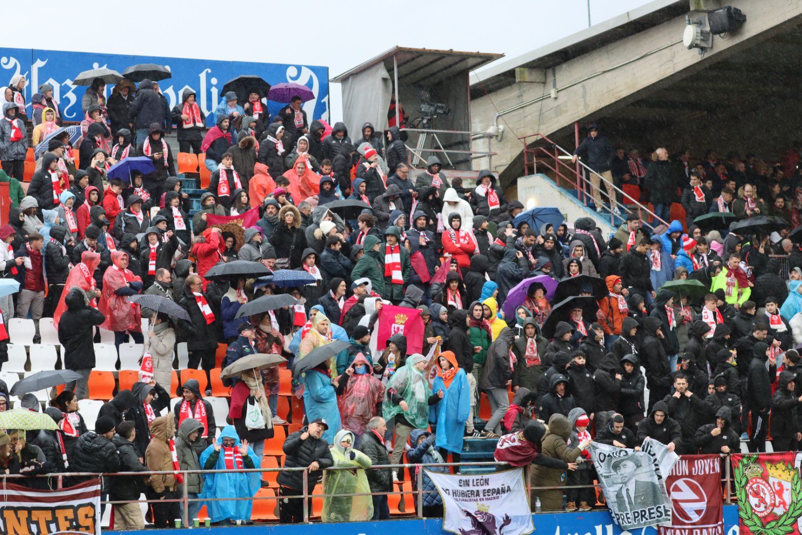 Imagen de la afición de la Cultural en las gradas de Lugo durante el último partido. | CYD