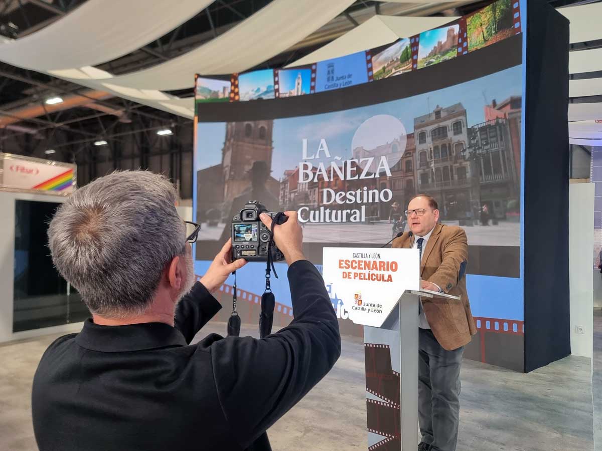 El alcalde del Ayuntamiento de La Bañeza, Javier Carrera, presentó los atractivos culturales del municipio. | L.N.C.