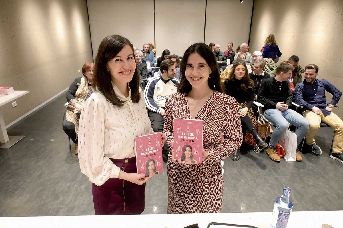 Las farmacéticas (y hermanas) de La Bañeza, Elena yBeatriz Monje, presentaron este viernes su publicación. | MAURICIO PEÑA