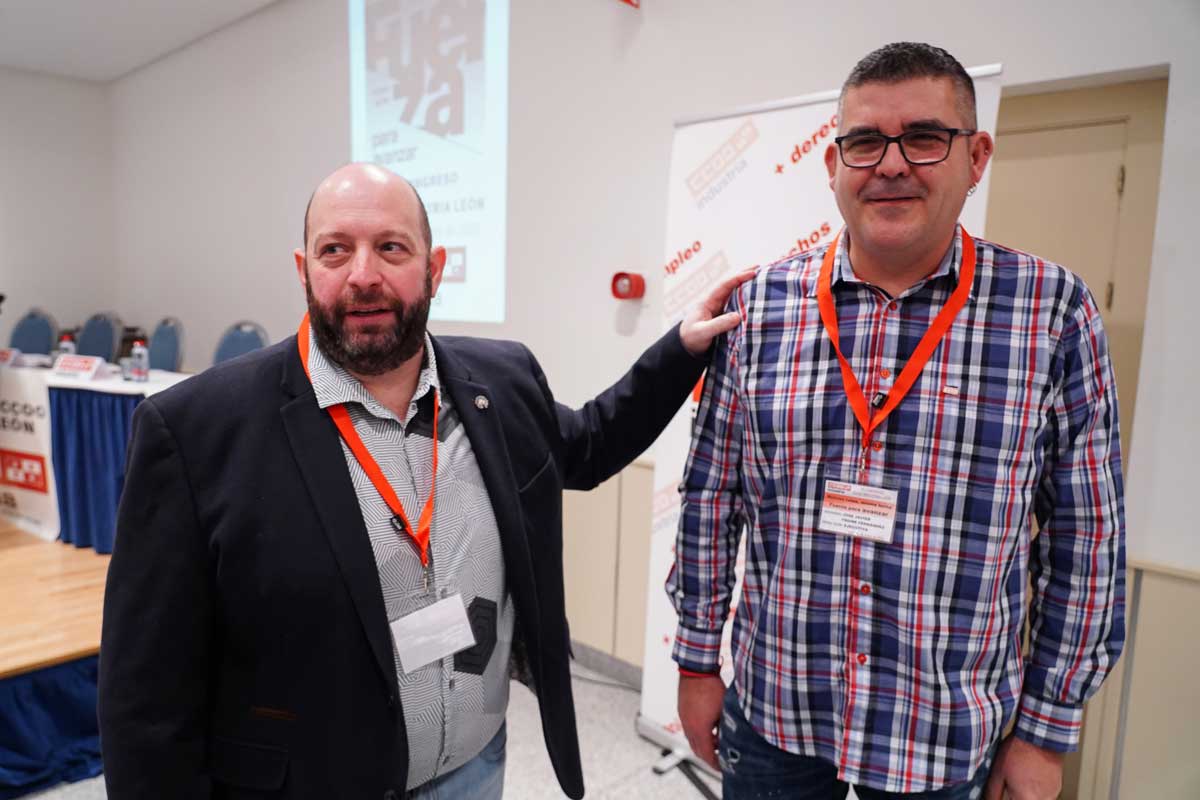 El secretario saliente, Ángel Manuel Santos (i) junto al nuevo secretario general de CCOO Industria León, José Javier Freire (d). | CAMPILLO (ICAL)