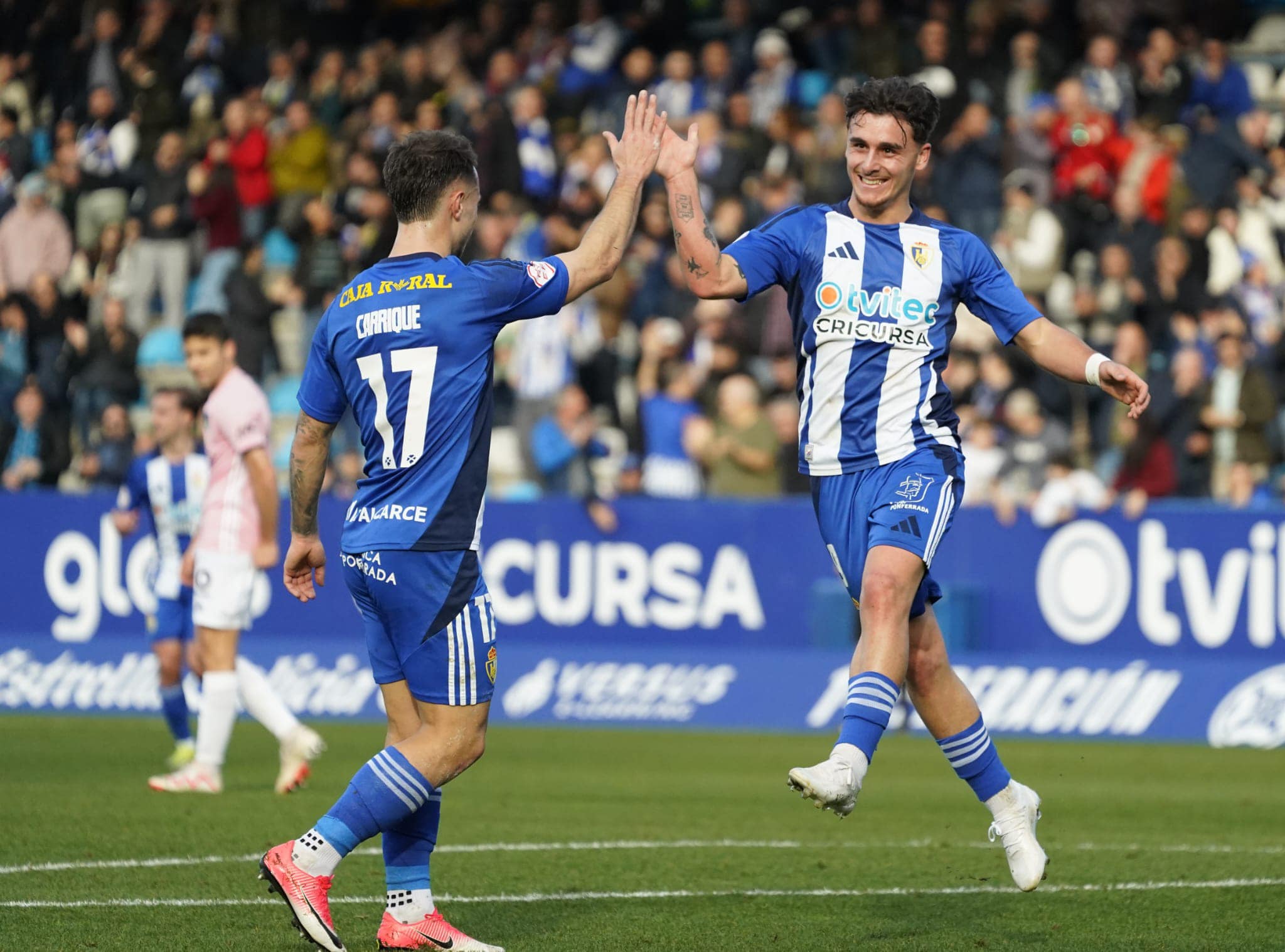 Yeray celebra su gol contra el Sestao en El Toralín con Carrique. SDP