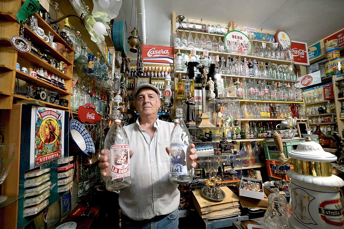 Lleva veinticinco años coleccionado botellas de todas las fábricas de gaseosa del Bierzo. | MAURICIO PEÑA