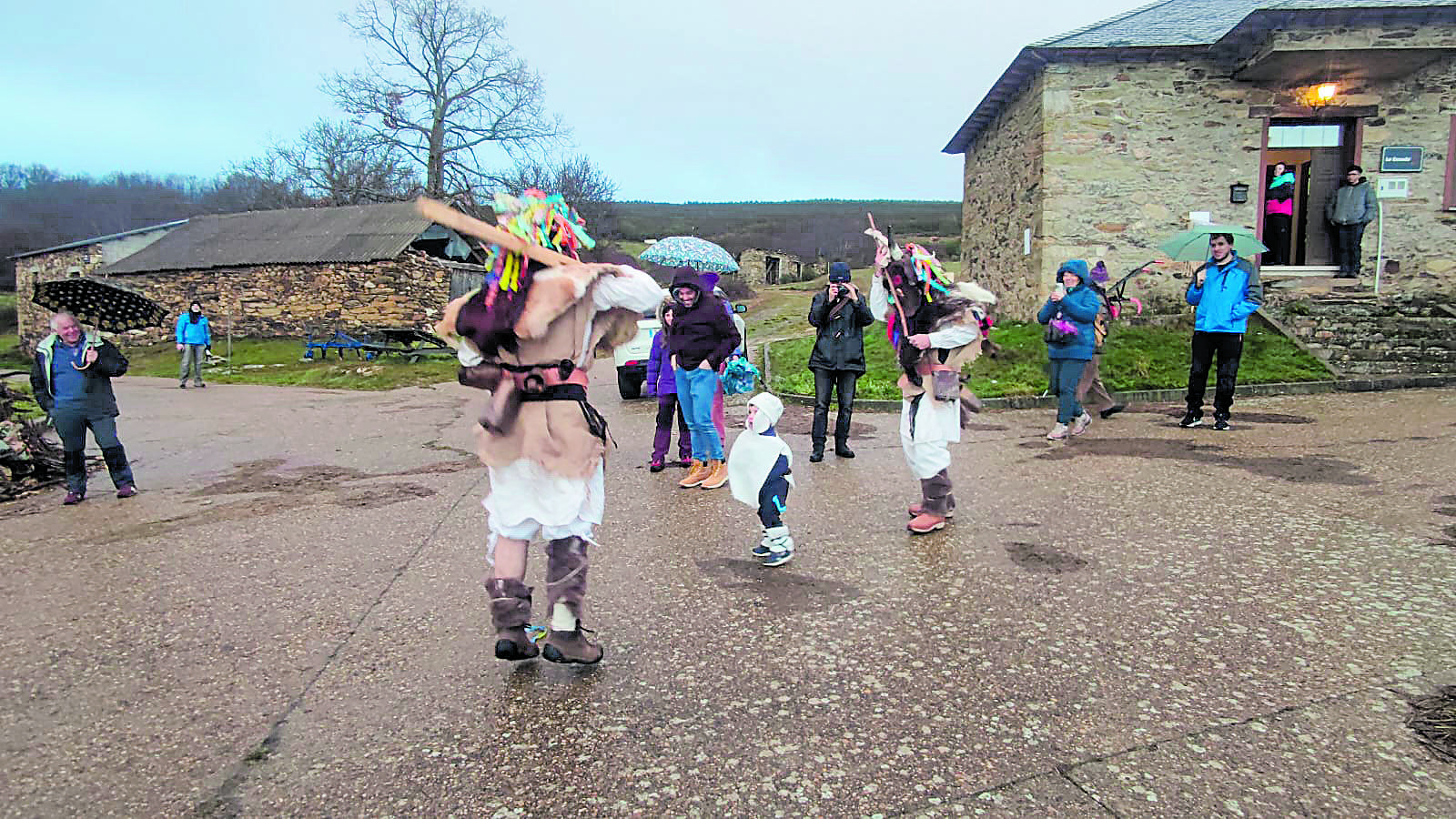 Dos momentos de la tradicional y divertida jornada dedicada en La Cuesta a la celebración de su mascarada de invierno de los campaneiros. | IVÁN M. LOBO