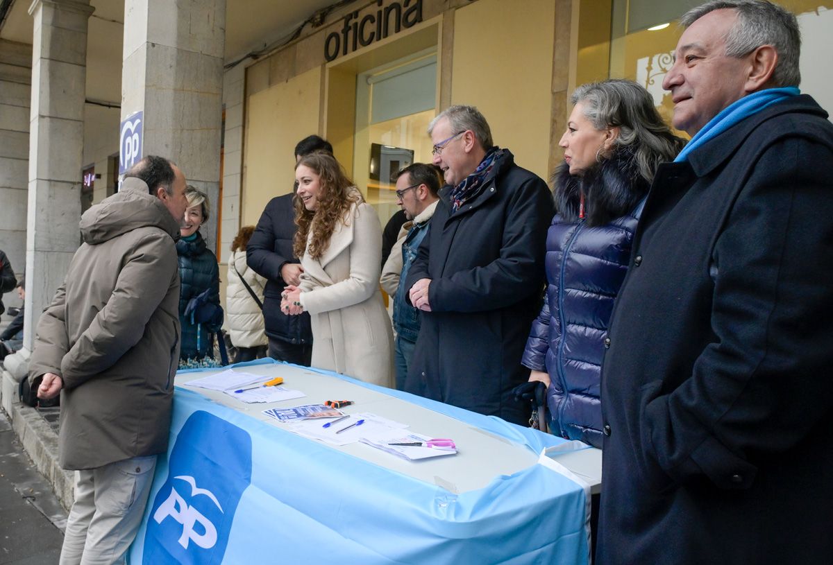 Los responsables del PP de León recogieron firmas en una mesa instalada en la plaza de la Catedral. | MAURICIO PEÑA