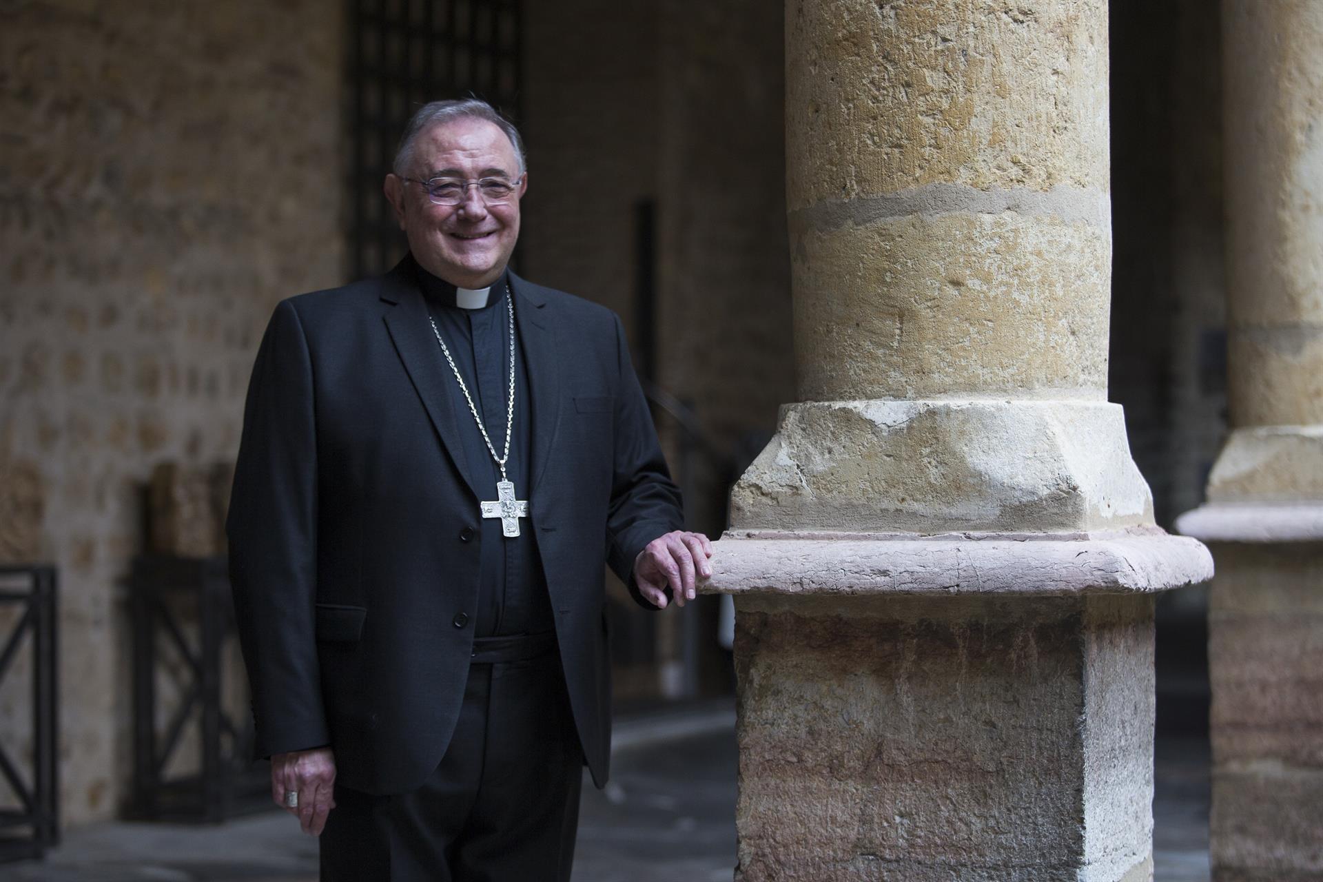 El obispo de León, Luis Ángel de las Heras, posa en el Obispado de la capital. | EP