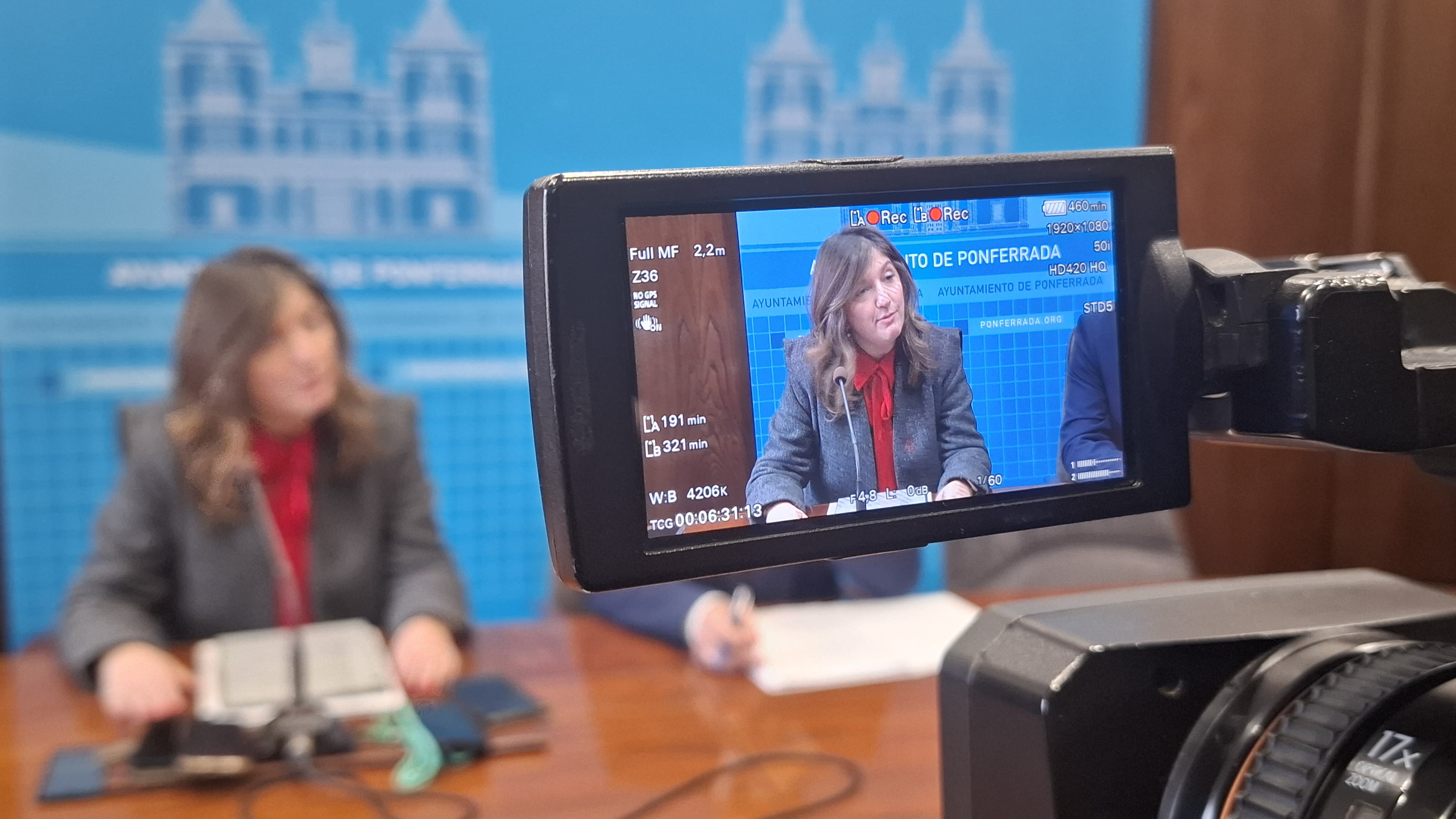 La rectora Nuria González, en rueda de prensa en el Ayuntamiento de Ponferrada.