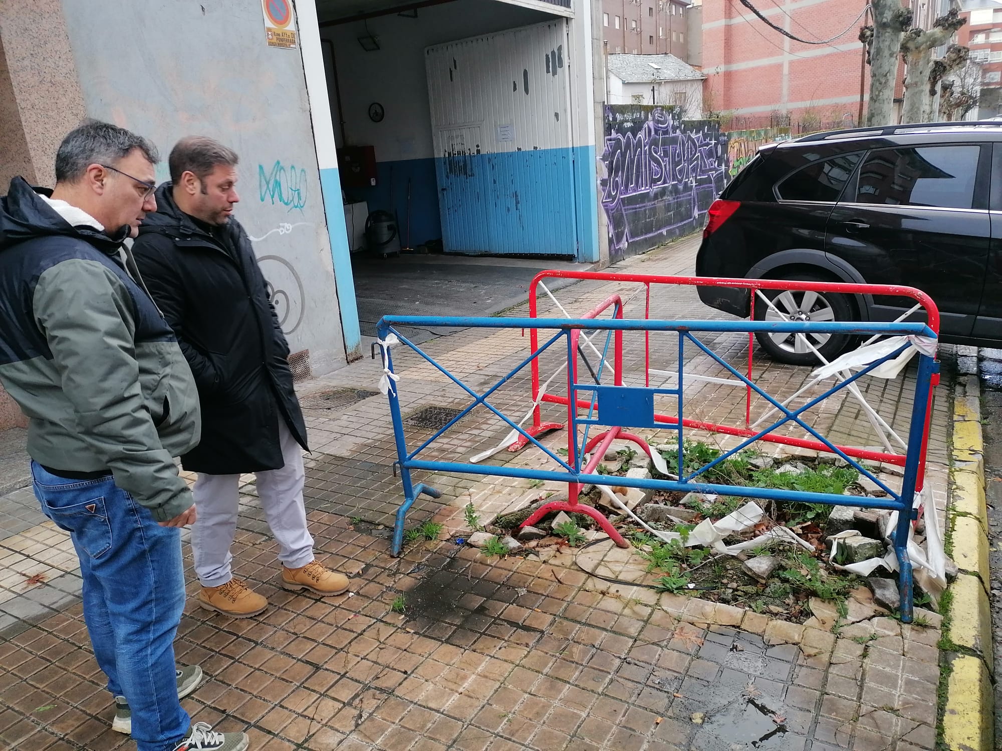 Desperfectos en la calle Fabero de Flores del Sil.