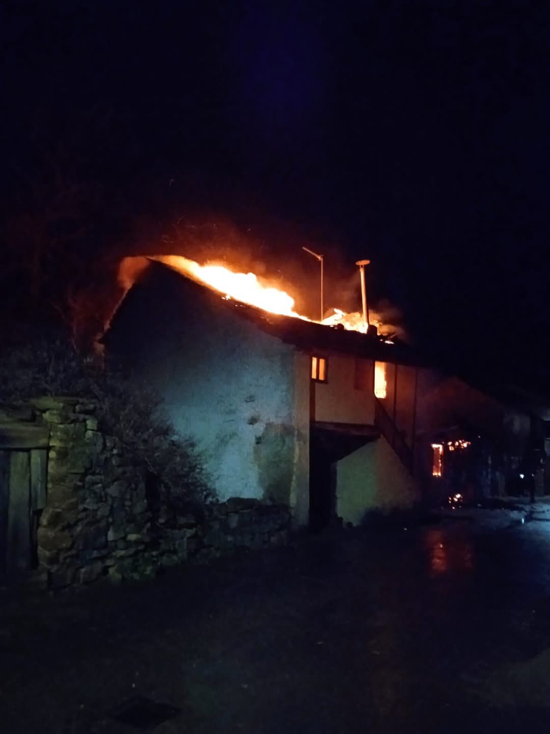 La casa de Tina Rodríguez, presidenta de la Junta Vecinal de Villar del Monte, en llamas. | L.N.C.