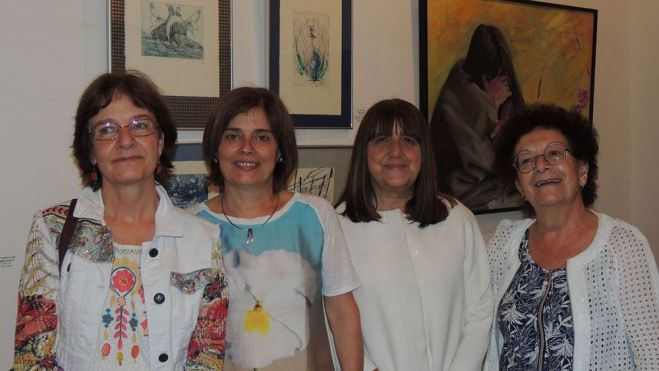 Araceli (2ª izda.) junto a otras componentes del colectivo ‘Nosotras’, en la inauguración de una de las exposiciones, en Villafranca (2019). :: L.N.C.