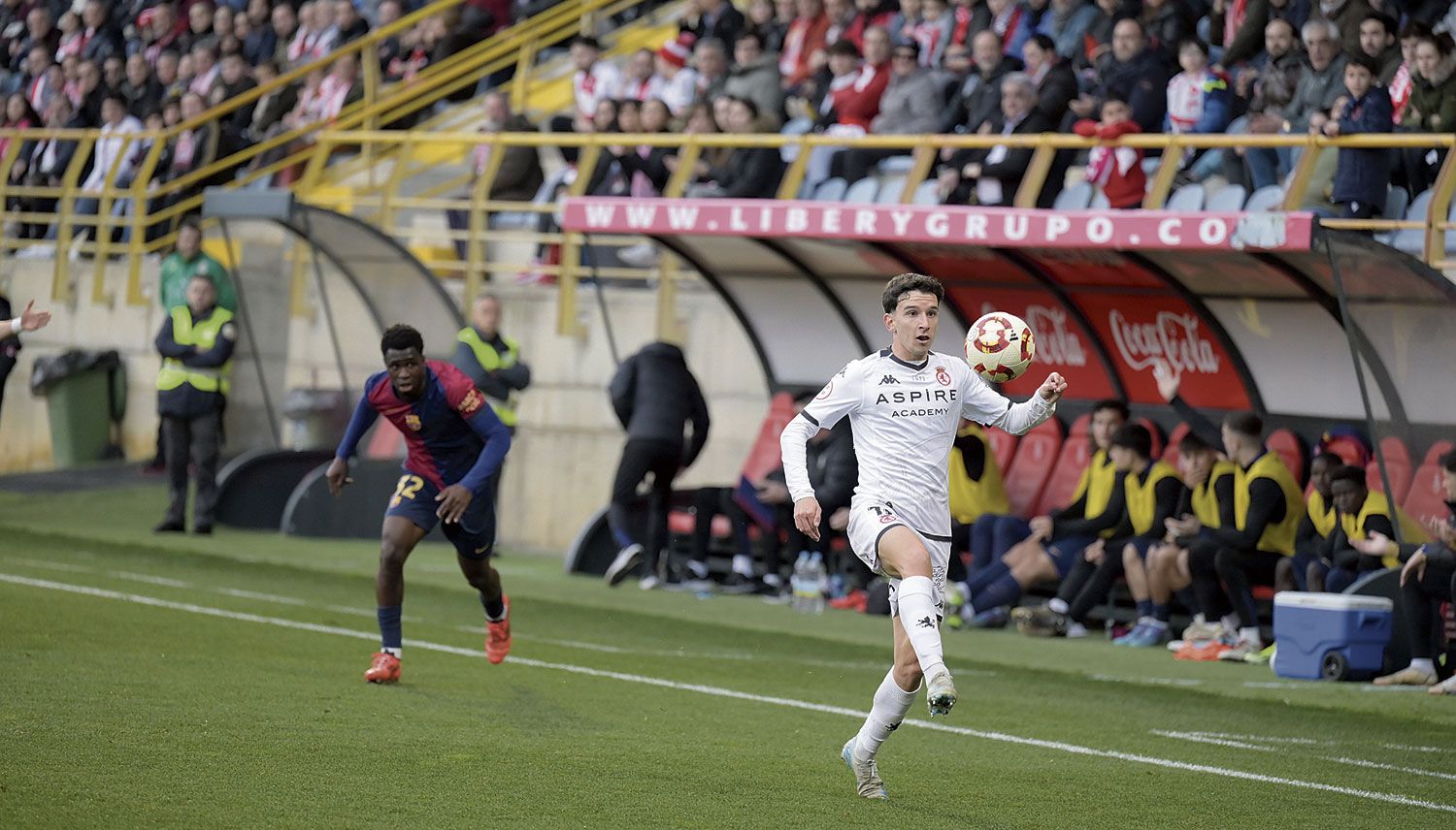 Luis Chacón, durante el partido frente al Barcelona B. MAURICIO PEÑA