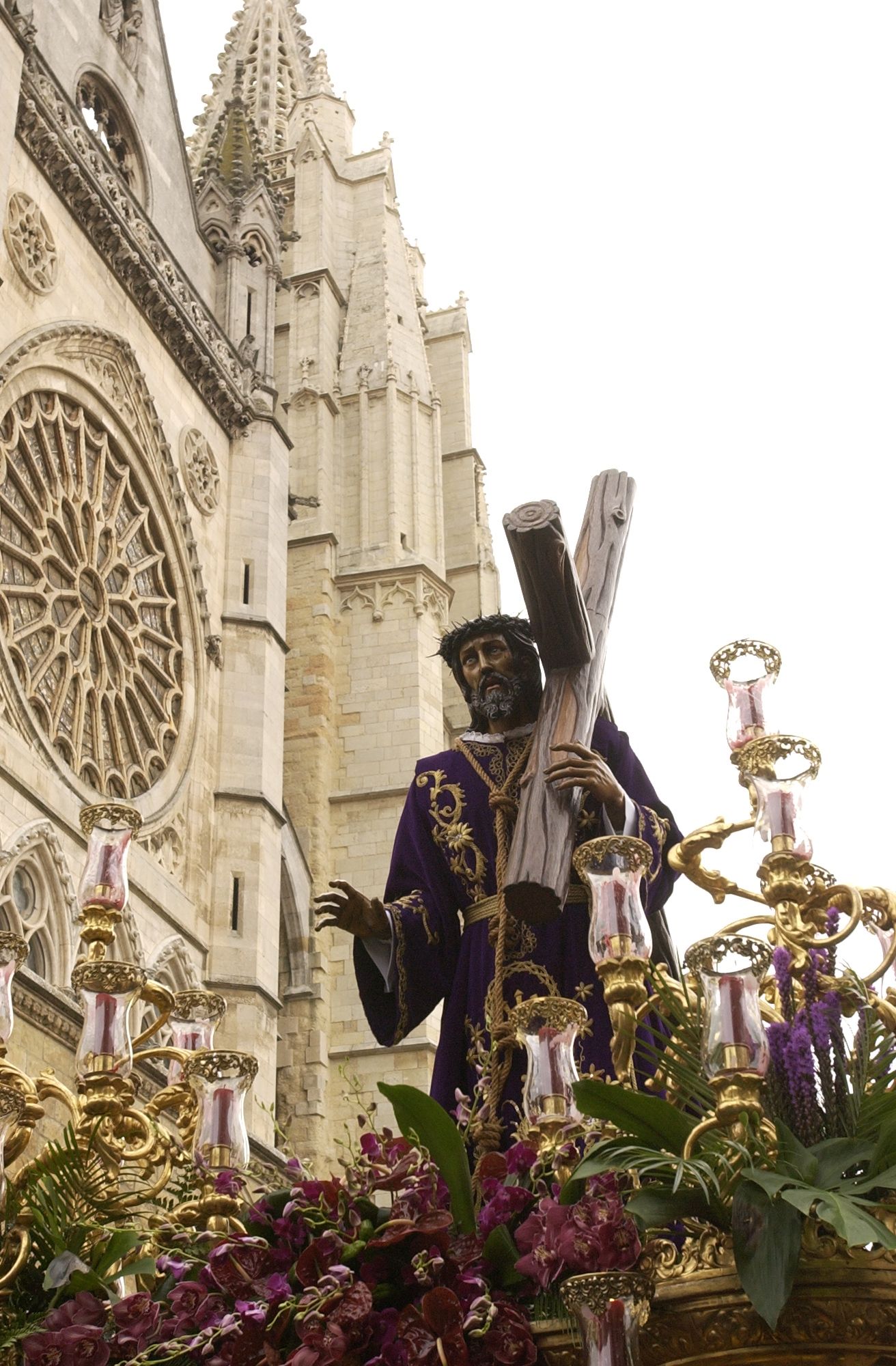 El Nazareno pasando frente a la Catedral de León en una imagen de archivo. | MAURICIO PEÑA