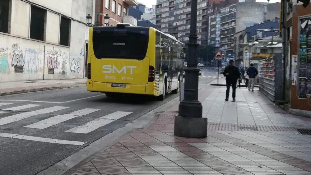 Uno de los vehículos nuevos haciendo su trayecto por Ponferrada. | MAR IGLESIAS