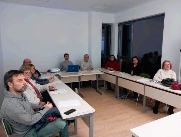 Grupo de Redprendiendo en el Aula Uned de Cistierna en una de las charlas. 