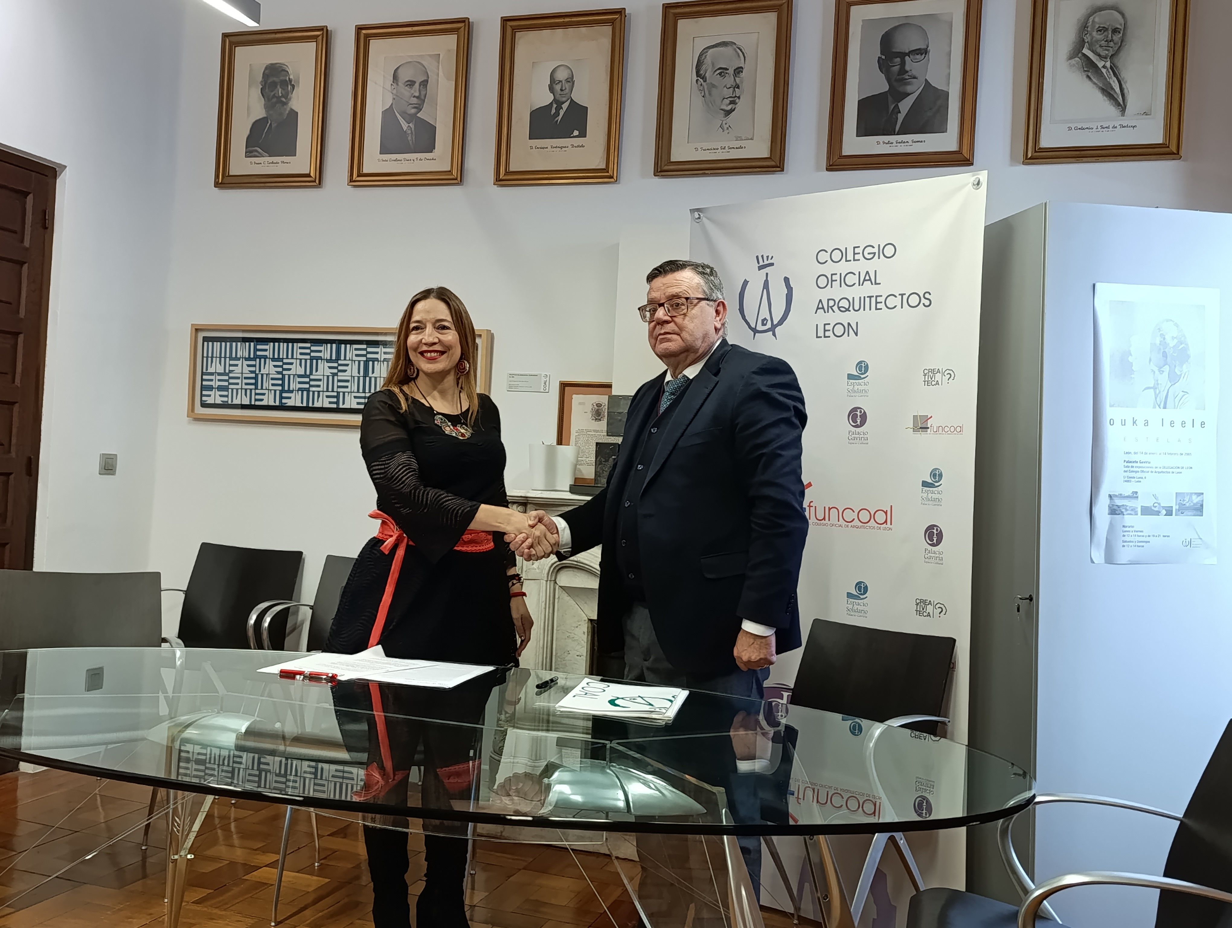 Eva Testa y José Luis Donoso durante la firma. | L.N.C.