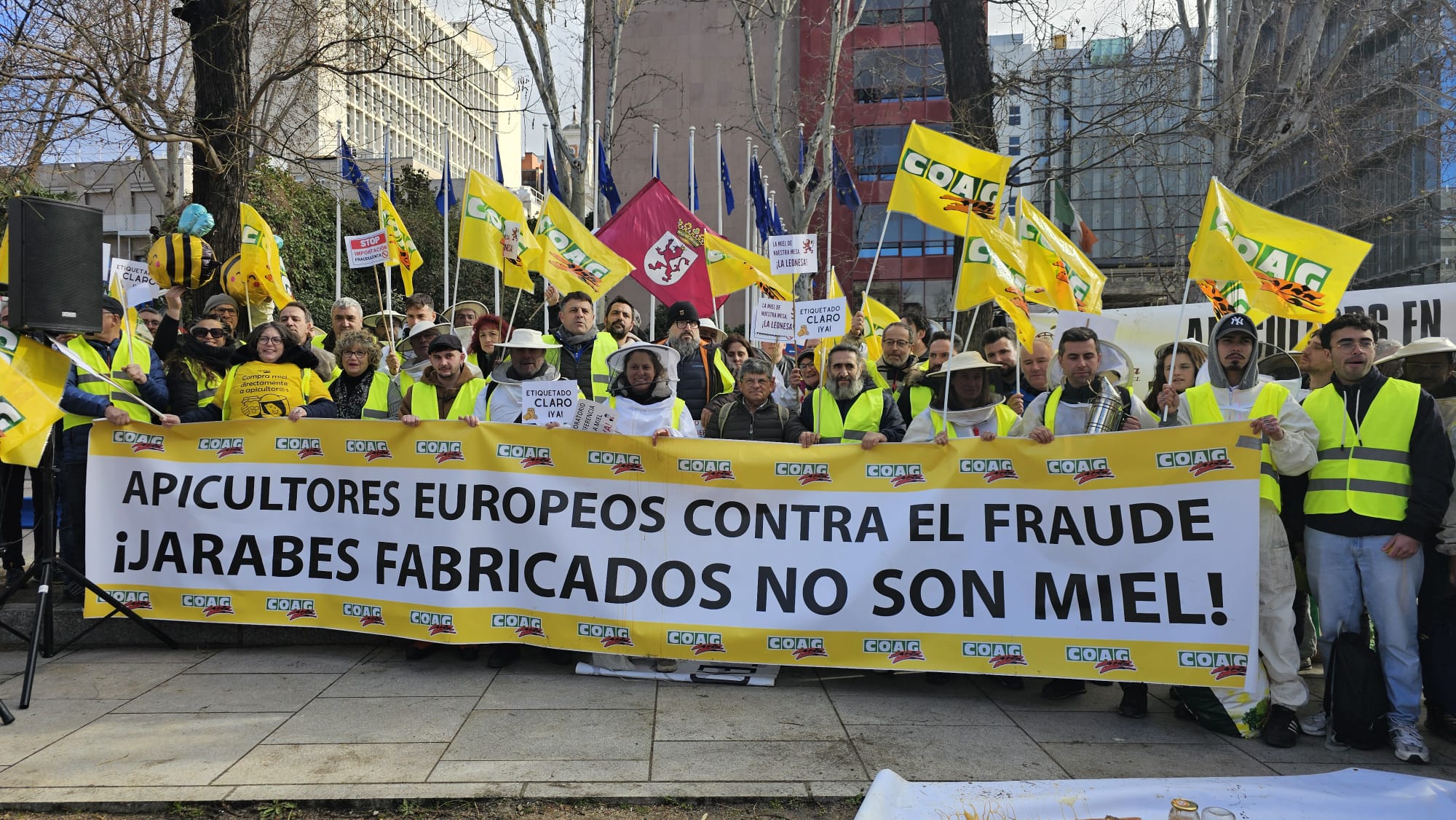 Protesta de este martes en Madrid con la presencia de apicultores leoneses. | L.N.C. 