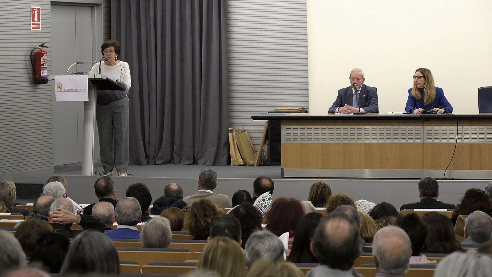 Un instante de la presentación de la XVIII revista de Promonumenta, que tuvo lugar este martes en el salón de actos del Ayuntamiento de León. | MAURICIO PEÑA