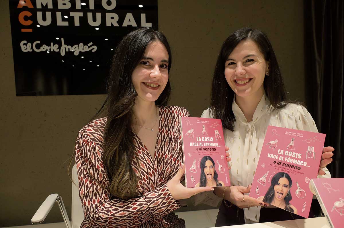 Elena y Beatriz Monje son las autoras de ‘La dosis hace al fármaco... o al veneno’, un libro que presentaron recientemente en León. | MAURICIO PEÑA