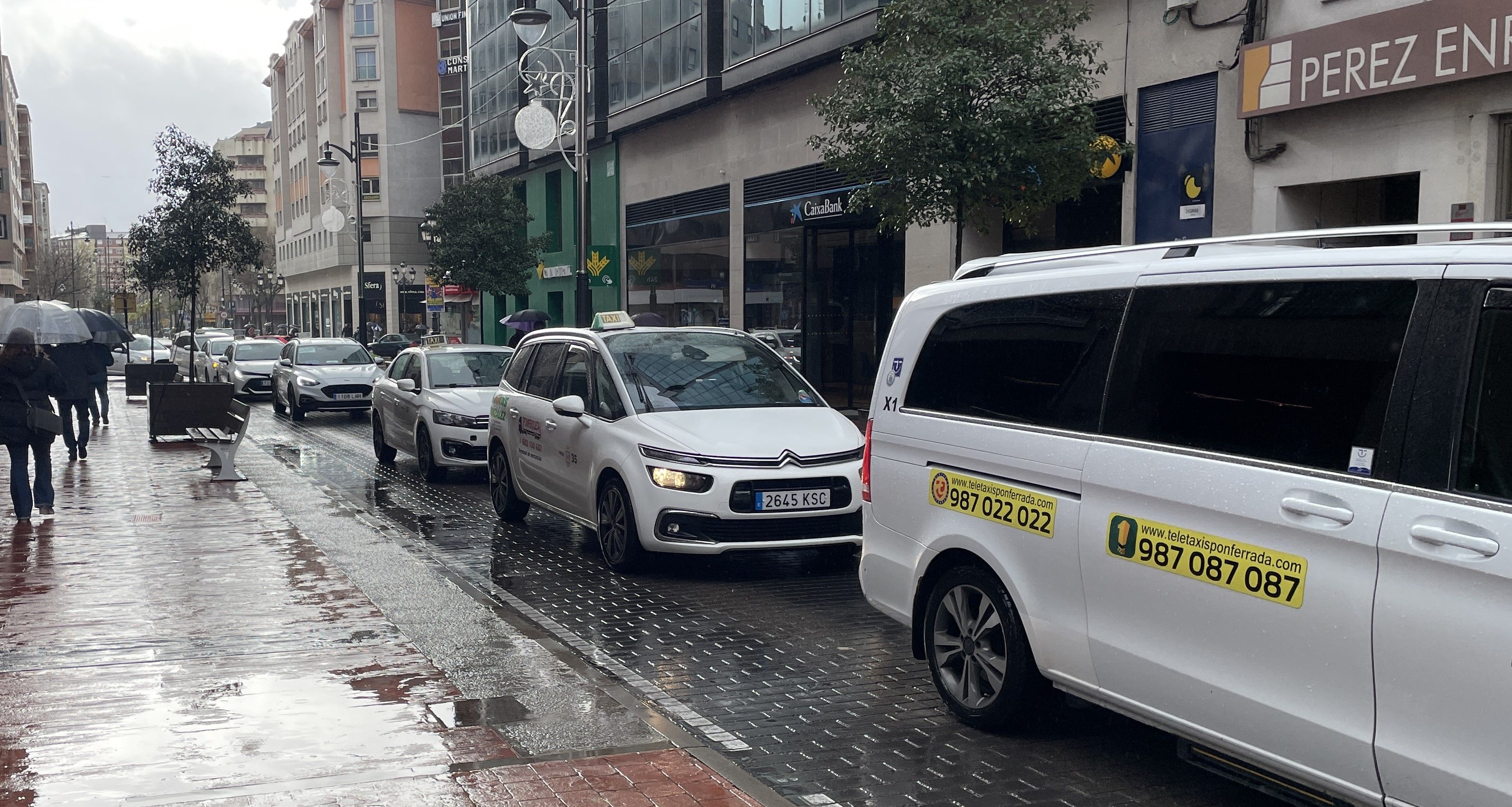 Marcha lenta por la ciudad de los taxistas en Ponferrada. | JAVIER FERNÁNDEZ