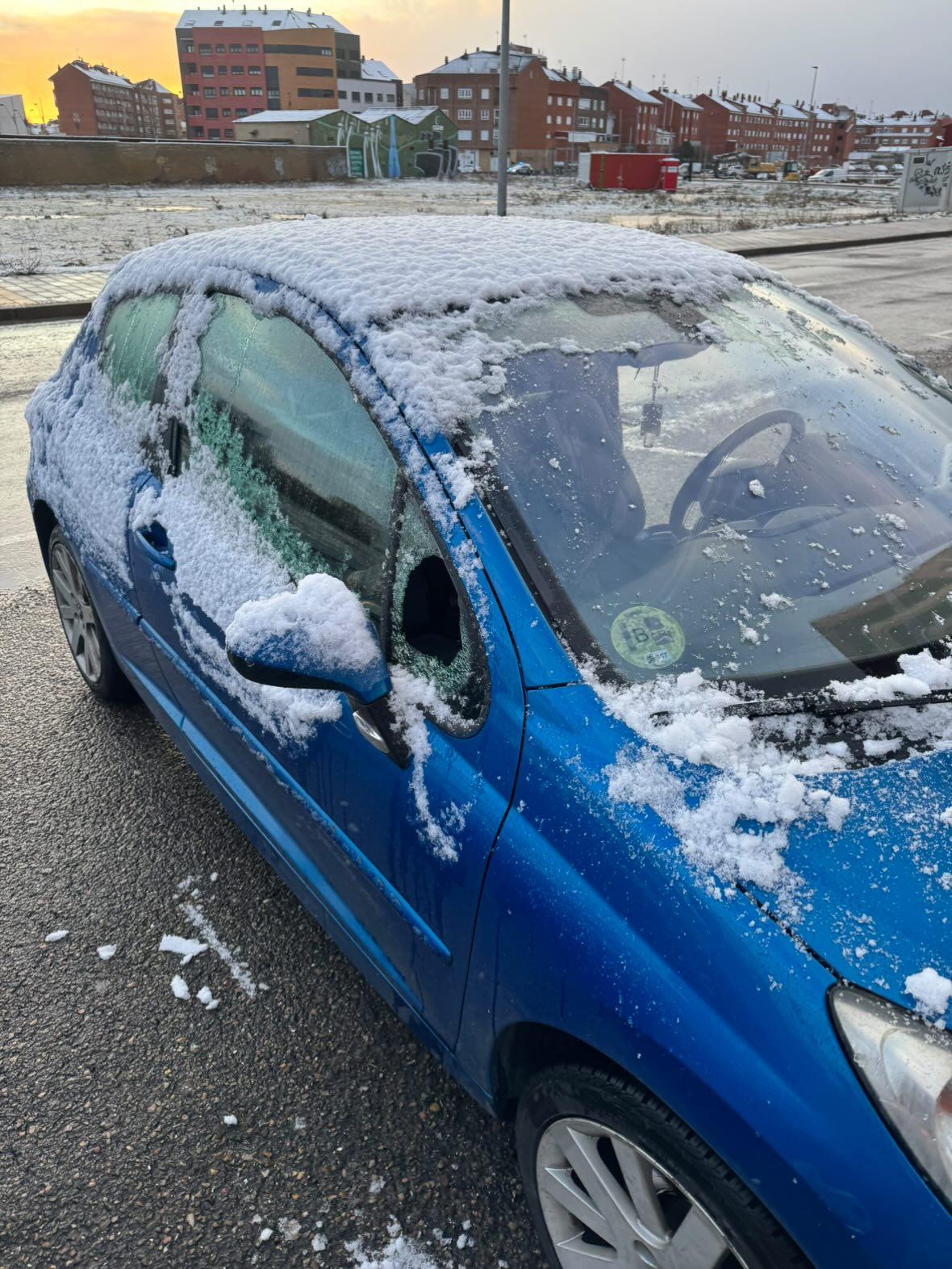 Un vecino de Trobajo se encontró así el coche por la mañana, con la luna reventada. | L.N.C.