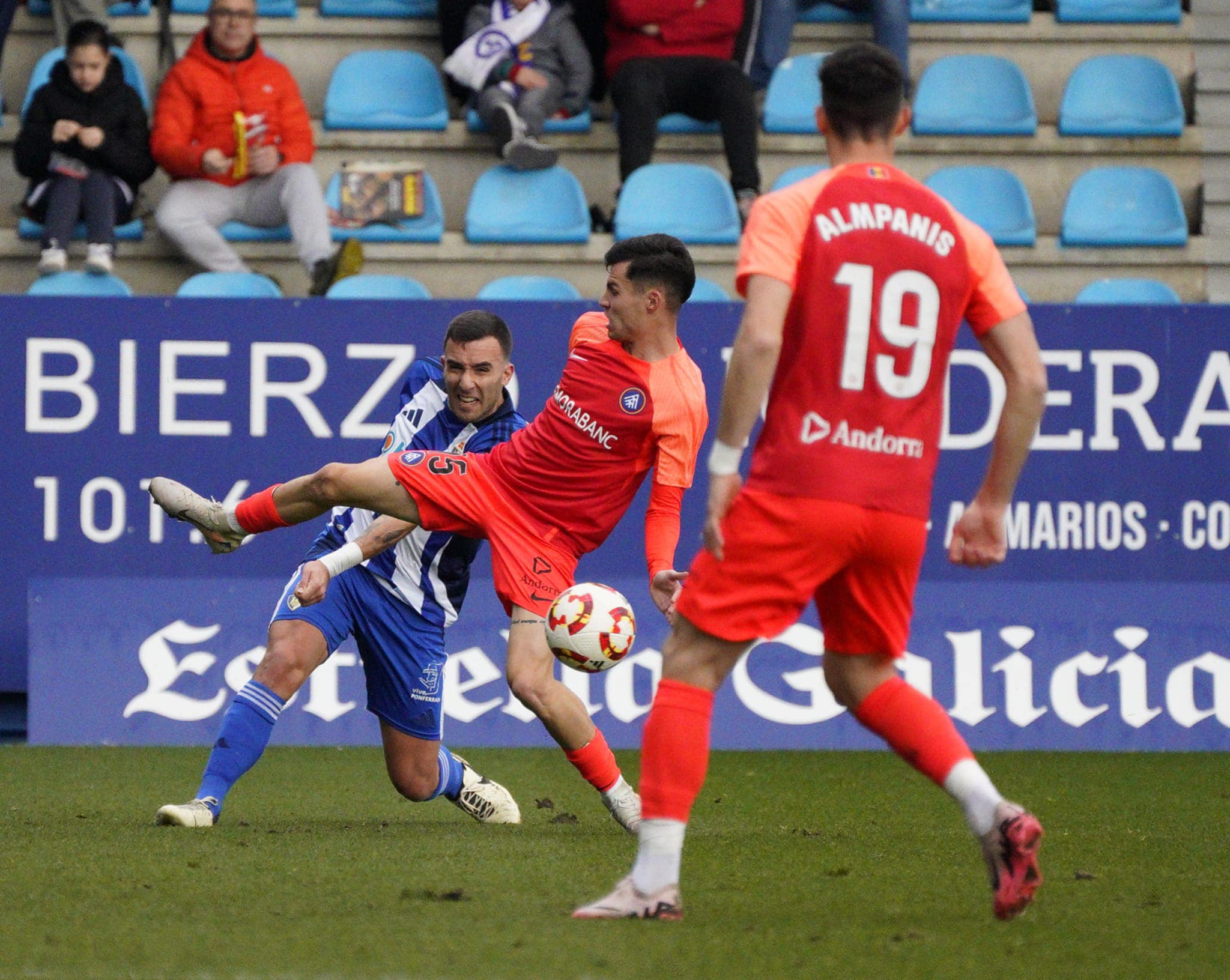 Nóvoa pone un centro en el último partido frente al Andorra. | SDP