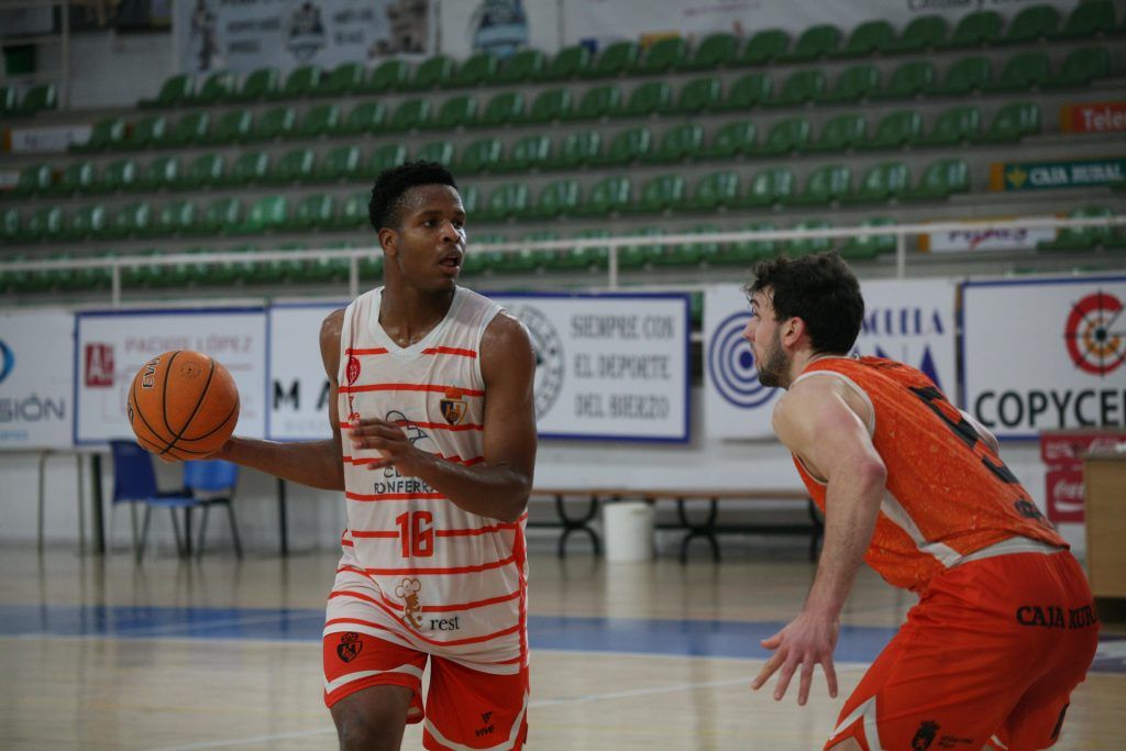 Obiorah, durante un entrenamiento con Ponferrada. | CLINICAPONFERRADA