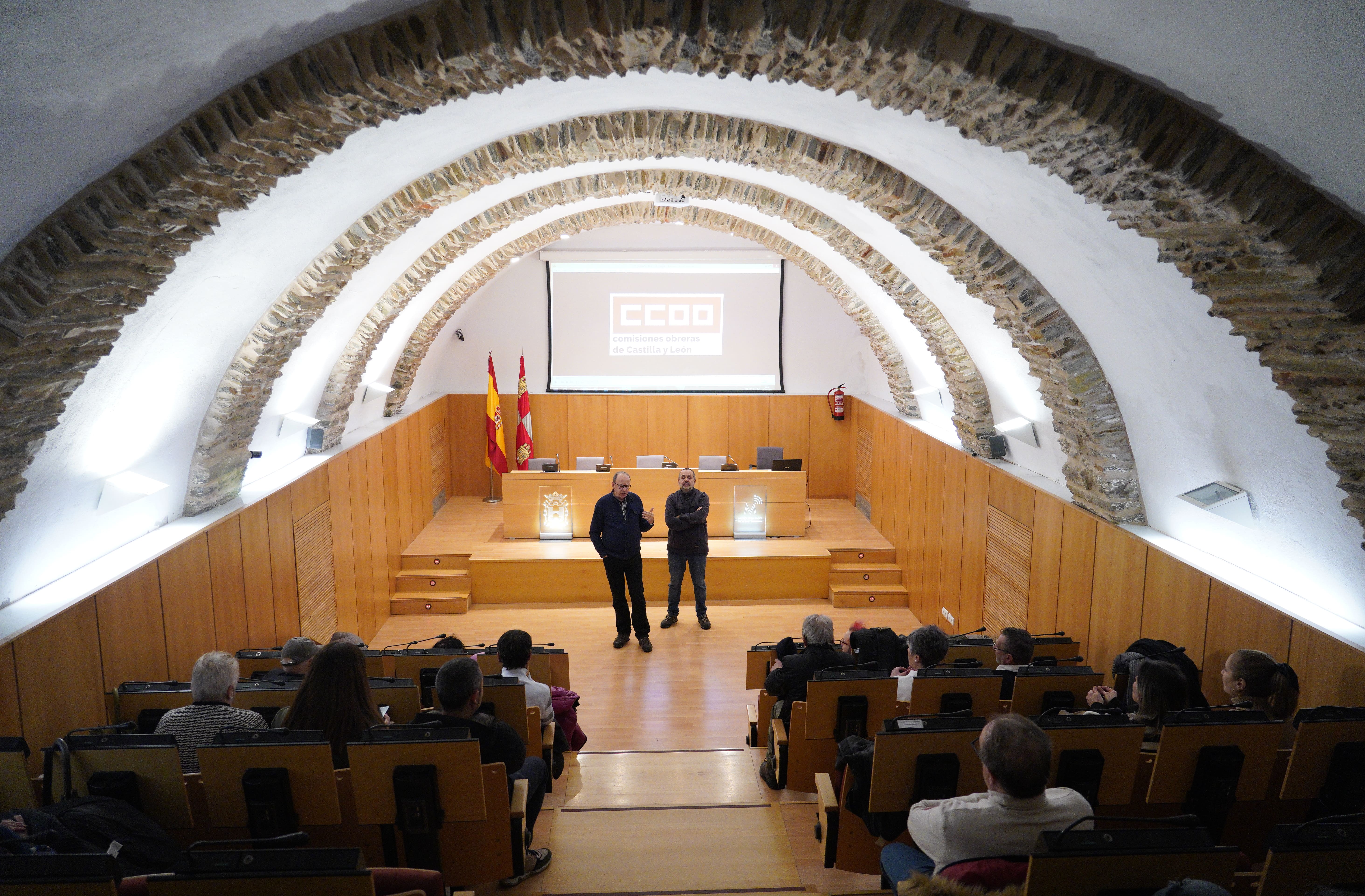 El presidente de la Fundación Jesús Pereda de CCOO Castilla y León, Ignacio Fernández (I), junto al secretario comarcal del sindicato, Ursicinio Sánchez (D), durante la presentación en Ponferrada del documental ‘Orgullo de clase’. | CÉSAR SÁNCHEZ (ICAL)