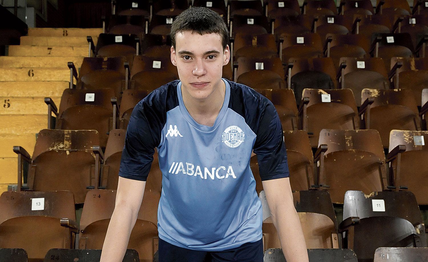 Javier Alonso, a la finalización del entrenamiento con el primer equipo del Ademar. MAURICIO PEÑA