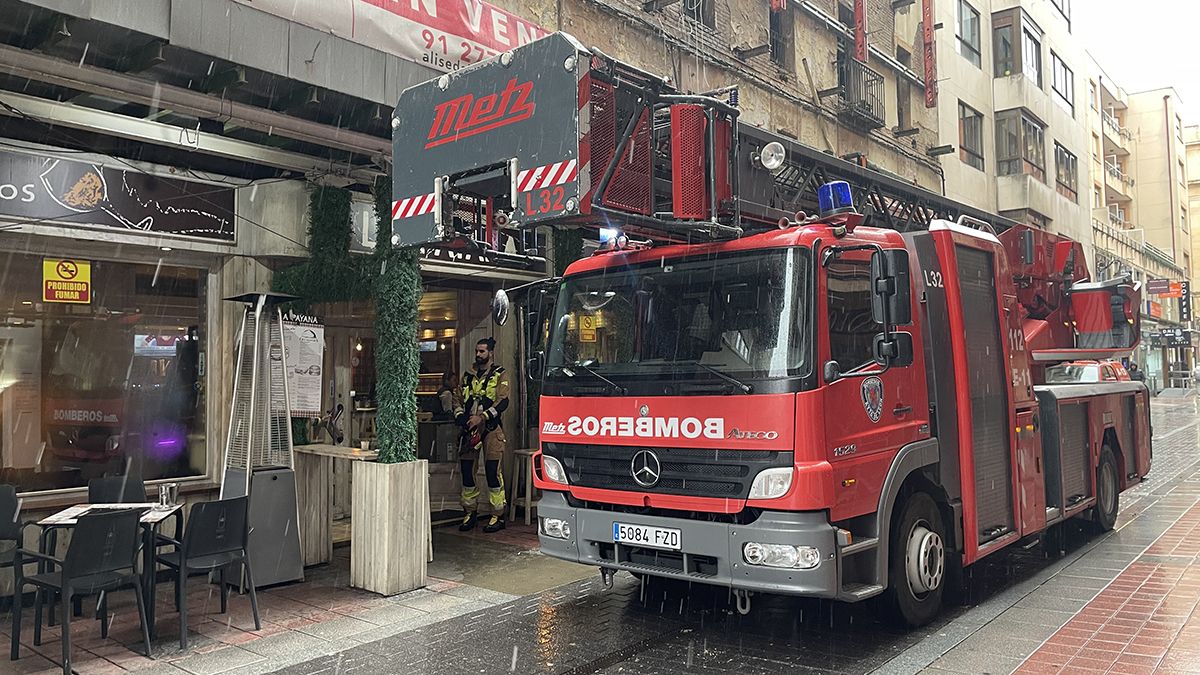 Actuación de los bomberos de este jueves en la calle de la Guardia Civil. | L.N.C.