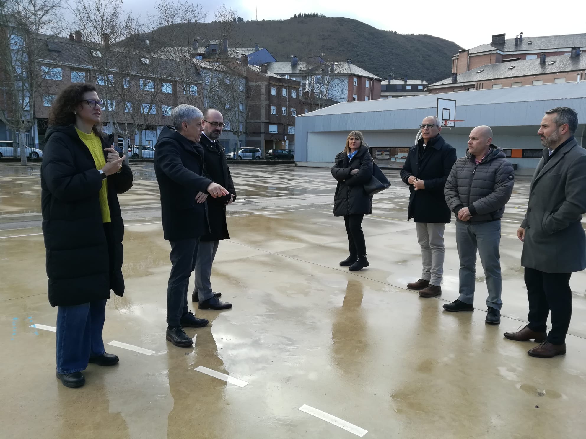 El delegado de la Junta y las autoridades locales y educativas anunciando la obra en el colegio de Flores del Sil. | MAR IGLESIAS