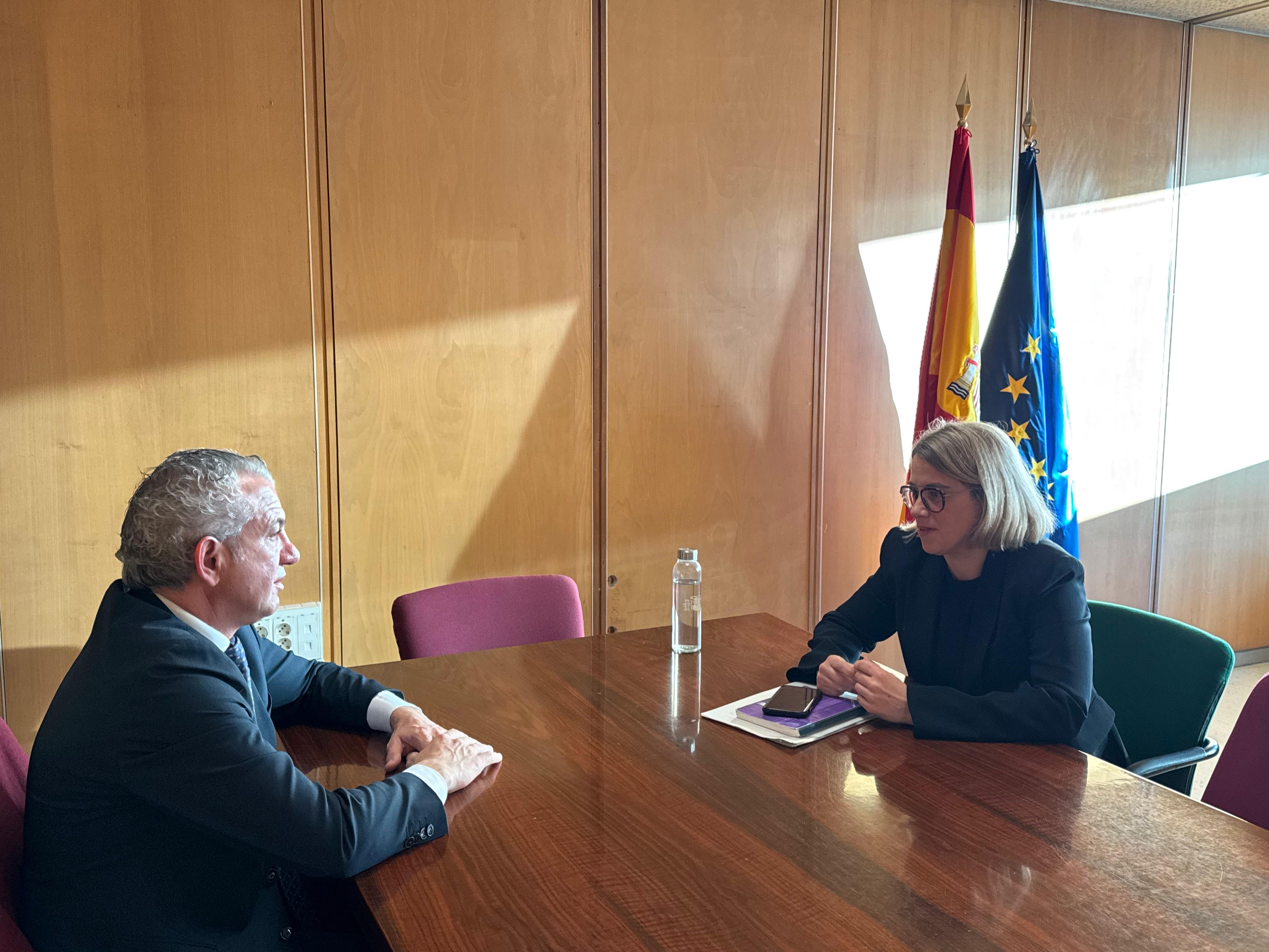 El delegado del Gobierno en Castilla y León, Nicanor Sen, con la directora del ITJ, Judith Carreras.