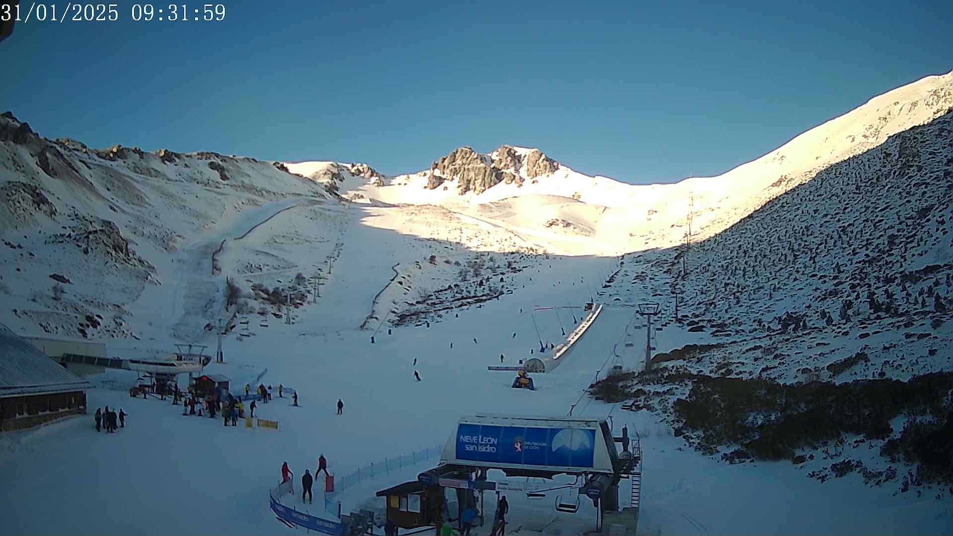 Esquiadores a primera hora de este viernes en la estación de San Isidro. | NIEVE EN LEÓN SAN ISIDRO